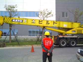 Cleanroom Construction: Crane work