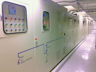 High voltage power distribution box